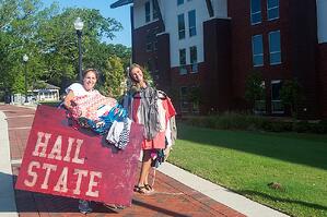Mom_+_Daughter_Move-In_Day